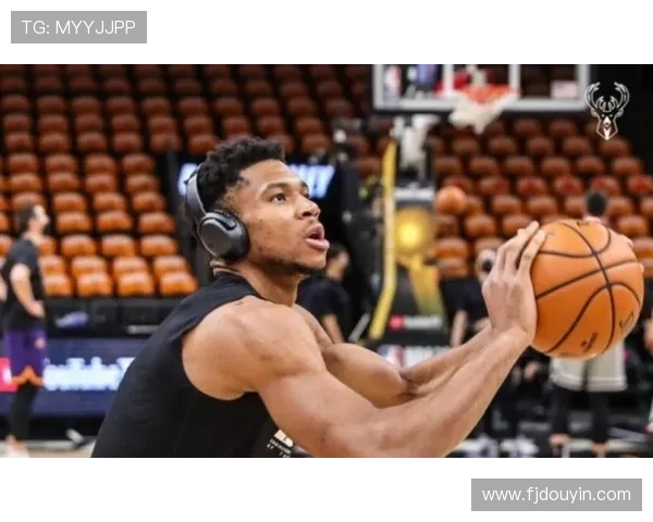 字母哥身穿43号球衣训练双臂肌肉线条惊艳全场引发热议